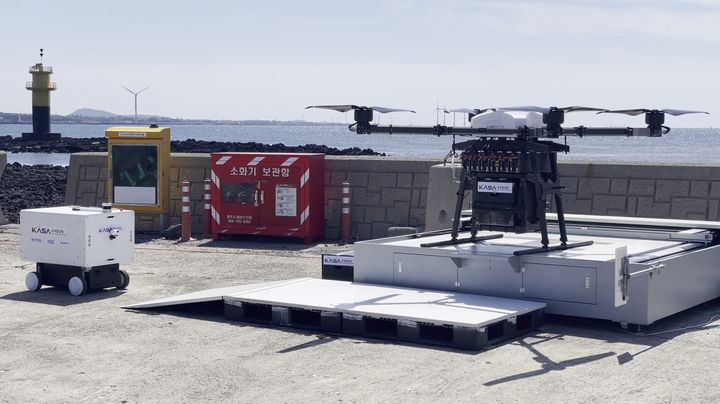 [서울=뉴시스]우주항공청이 한국전자통신연구원과 함께 드론과 배송 협업 로봇, 도킹스테이션을 결합한 ‘드론-로봇 협업 문 앞 배송 체계’ 실증 사업을 진행했다. (사진=우주청 제공) *재판매 및 DB 금지