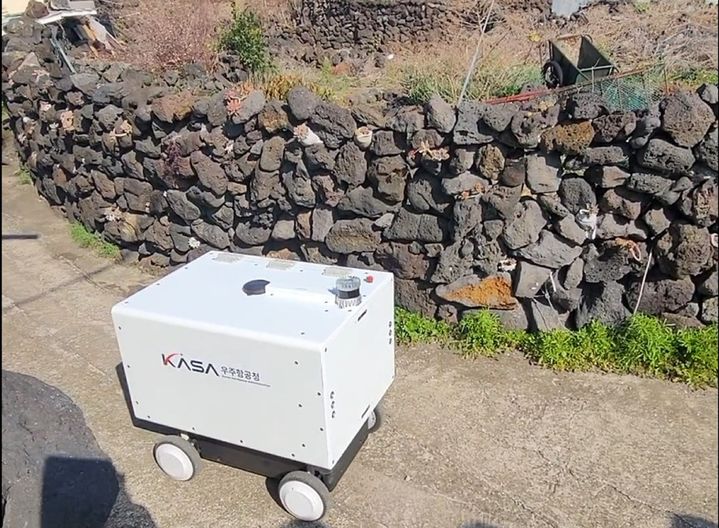 [서울=뉴시스]우주항공청이 한국전자통신연구원과 함께 드론과 배송 협업 로봇, 도킹스테이션을 결합한 ‘드론-로봇 협업 문 앞 배송 체계’ 실증 사업을 진행했다. (사진=우주청 제공) *재판매 및 DB 금지