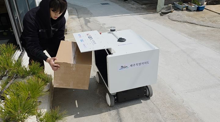 [서울=뉴시스]우주항공청이 한국전자통신연구원과 함께 드론과 배송 협업 로봇, 도킹스테이션을 결합한 ‘드론-로봇 협업 문 앞 배송 체계’ 실증 사업을 진행했다. (사진=우주청 제공) *재판매 및 DB 금지