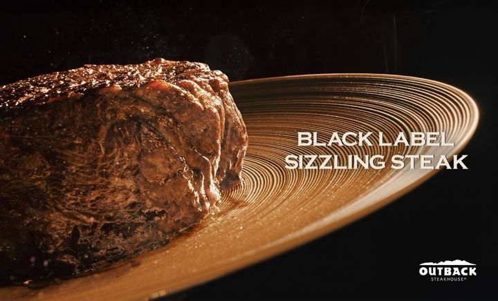 [서울=뉴시스] 아웃백 스테이크하우스의 신제품 '블랙라벨 씨즐링 에디션' 캠페인이 소비자들의 관심을 끌고 있다(사진=다이닝브랜즈그룹) *재판매 및 DB 금지