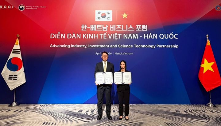 [서울=뉴시스] 신범준 바이셀스탠다드 대표(왼쪽)와 쩐 민 주이(Tran Minh Duy) 부사장이 한국-베트남 토큰증권 협력을 위한 업무협약을 체결하고 기념촬영을 하고 있다. 바이셀스탠다드는 이재명 대통령 베트남 국빈방문 경제사절단 동행을 계기로 베트남 핀테크 기업 MoneyFi와 실물자산 토큰증권 발행·유통 협력을 추진한다. (사진=바이셀스탠다드 제공) 2026.04.24. *재판매 및 DB 금지