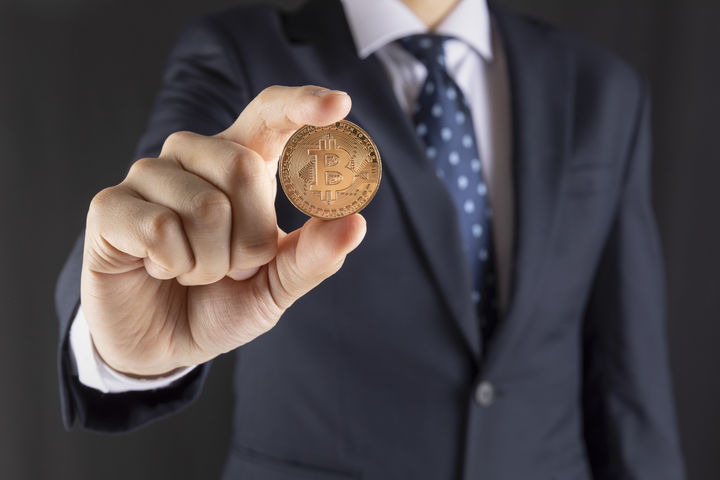 [서울=뉴시스] 코인으로 수십억원을 번 친구에게 비아냥을 들은 한 직장인의 사연이 알려지며 눈길을 끌고 있다. (사진=유토이미지)