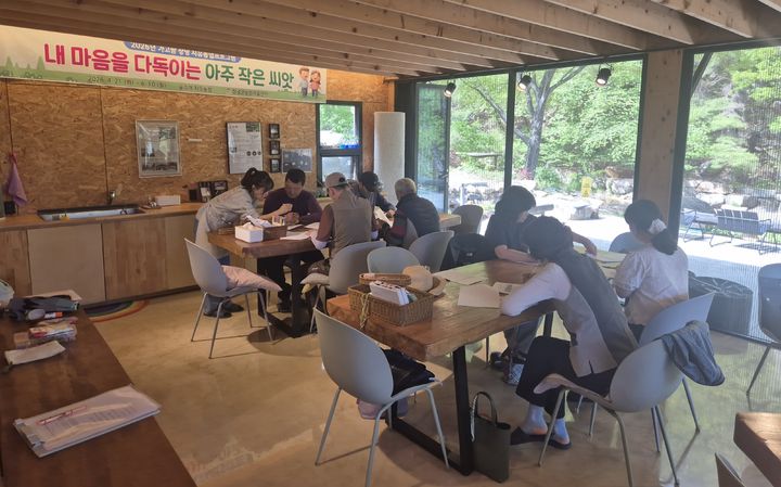 [창녕=뉴시스] 가고팜 치유농업 프로그램을 운영하고 있다. (사진= 창녕군 제공) 2026.04.24. photo@newsis.com *재판매 및 DB 금지