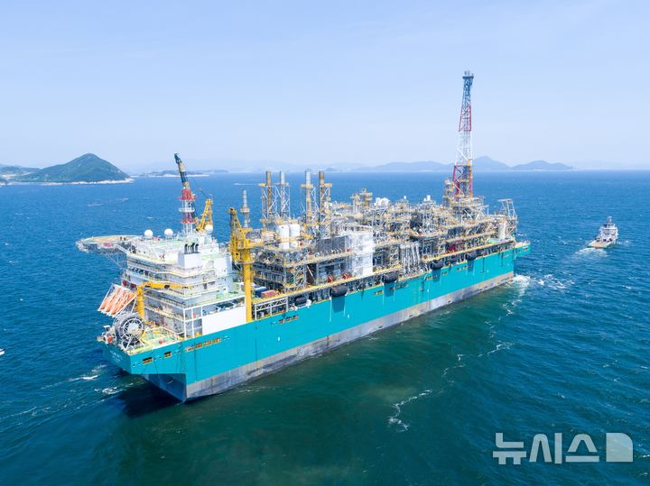 [창원=뉴시스]말레이시아 국영 에너지기업 PETRONAS사의 FLNG(부유식 액화천연가스 설비) 선박 'SATU'.(사진=한화오션 제공) 2026.04.24. photo@newsis.com