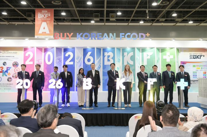 [서울=뉴시스] 농림축산식품부가 개최한 'K-푸드 플러스(K-Food+) 바이어 초청 수출상담회(BKF+)'에서 역대 최대 규모의 업무협약(MOU) 실적을 달성했다. 사진은 상담회의 개막식을 진행하는 모습. (사진 = 농식품부 제공) 2026.04.24.&nbsp; *재판매 및 DB 금지