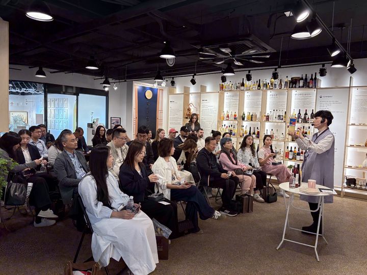 [서울=뉴시스] 농림축산식품부가 개최한 'K-푸드 플러스(K-Food+) 바이어 초청 수출상담회(BKF+)'에서 역대 최대 규모의 업무협약(MOU) 실적을 달성했다. 상담회 다음 날에는 해외 바이어를 대상으로 식문화 팸투어도 진행됐다. 인사동의 전통주 갤러리를 방문해 다양한 전통주를 시음하는 시간도 가졌다. (사진 = 농식품부 제공) 2026.04.24.&nbsp; *재판매 및 DB 금지