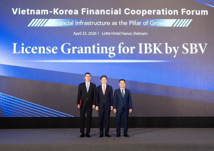 [서울=뉴시스] 이억원 금융위원장(가운데)은 기업은행 베트남법인이 현지에서 9년 만에 본인가를 취득했다고 23일 밝혔다.(사진= 이억원 금융위원장 엑스(X) 캡처) photo@newsis.com *재판매 및 DB 금지