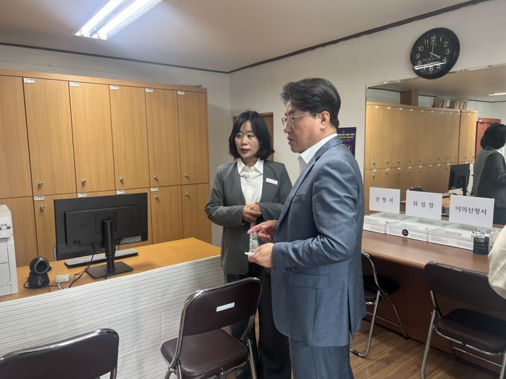 [밀양=뉴시스] 경남 밀양시 이정곤 부시장이 하남읍 행정복지센터를 방문해 지원금 지급 준비 상황을 점검하고 있다. (사진=밀양시 제공) 2026.04.23. photo@newsis.com *재판매 및 DB 금지