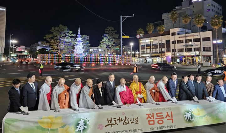 [서귀포=뉴시스] 지난해 서귀포시 봉축탑 점등식 모습. (사진=제주도 제공) 2026.04.24. photo@newsis.com *재판매 및 DB 금지