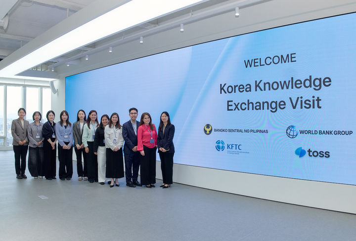 [서울=뉴시스] 지난 22일 서울 서초동 토스 신논현 오피스에서 필리핀 중앙은행과 세계은행 관계자 및 금융결제원, 토스 관계자들이 프로그램이 끝난 후 기념 사진을 찍고 있다. (사진=토스 제공) 2026.04.24. photo@newsis.com *재판매 및 DB 금지