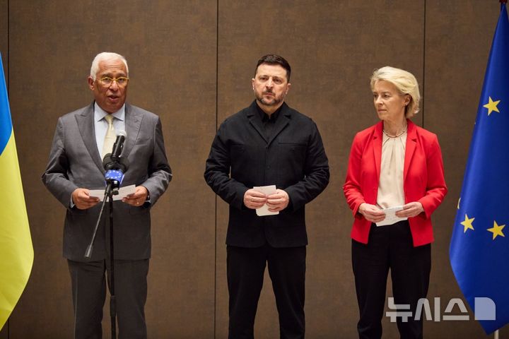 [서울=뉴시스] 볼로디미르 젤렌스키 우크라이나 대통령(사진 가운데)은 23일(현지시간) 키프로스에서 열린 유럽연합(EU) 비공식 정상회의 시작전 안토니우 코스타 EU 정상회의 상임의장, 우르줄라 폰데어라이엔 EU 집행위원장과 만나 900억 유로 규모 EU 대출 승인에 대해 감사의 뜻을 전했다. (사진 = 우크라이나 대통령실 홈페이지 갈무리) 2026.04.24 photo@newsis.com