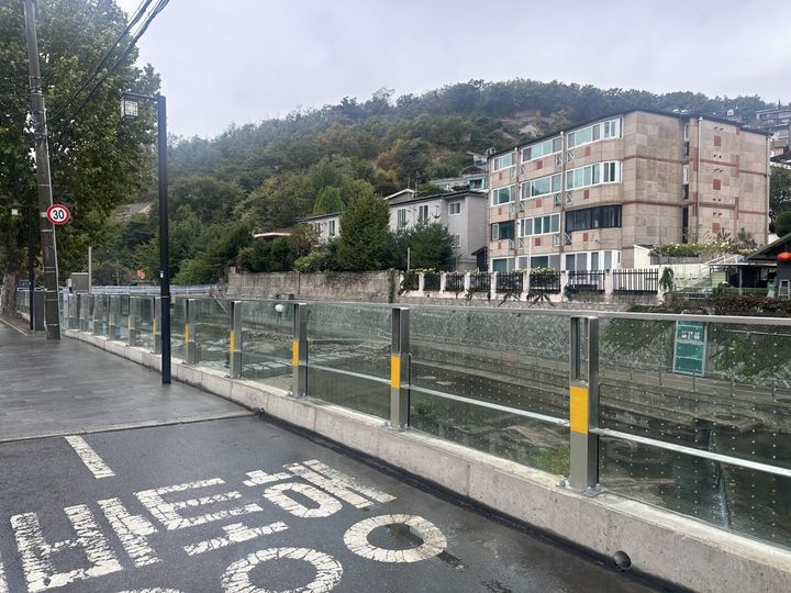 [서울=뉴시스] 홍제천 투명 홍수방어벽 설치 사례. (사진=종로구 제공) 2026.04.24. *재판매 및 DB 금지