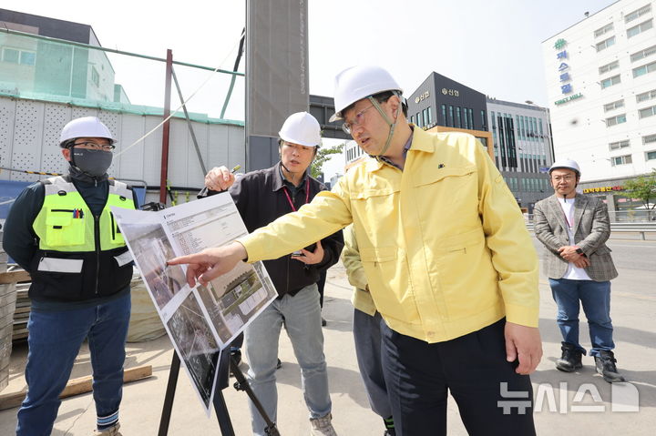 [의왕=뉴시스] 부곡 커뮤니티센터 건설 현장 점검에 나선 안치권 의왕시장 권한 대행이 현장 관계자에게 문제점을 지적하고 있다. (사진=의왕시 제공). 2026. 04. 24. photo@newsis.com