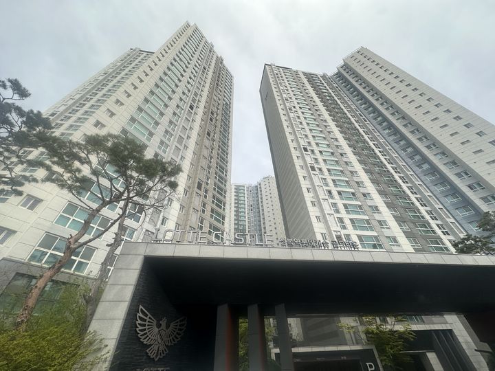 [서울=뉴시스] 박형훈 인턴기자 = 최근 국평 17억 4000만원을 기록한 셔세권 수혜 단지인 수지구 성복역 롯데캐슬골드타운 2026.04.23. *재판매 및 DB 금지 *재판매 및 DB 금지