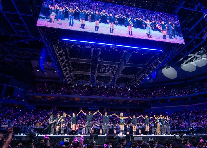 트와이스, 북미 투어 55만 관객 운집..."K팝 걸그룹 역대 최다" - 뉴스 썸네일 이미지