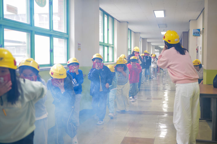 [서울=뉴시스] 현대건설은 지난 22일 건설산업사회공헌재단, 플랜코리아와 함께 경남 창원시 진해구 안골포초등학교에서 ‘재난안전교육 및 어린이용 경안전모 전달식’을 진행했다고 24일 밝혔다. 사진은 재난 안전 모의 대피훈련. 2026.04.24. (사진=현대건설 제공) photo@newsis.com *재판매 및 DB 금지