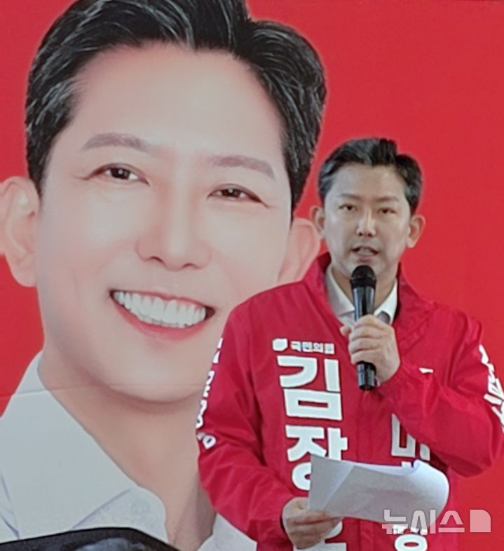 [구미=뉴시스] 박홍식 기자 = 김장호 국민의힘 경북 구미시장 예비후보가 24일 선거사무소에서 긴급 기자회견을 하고 있다. 2026.04.24. photo@newsis.com