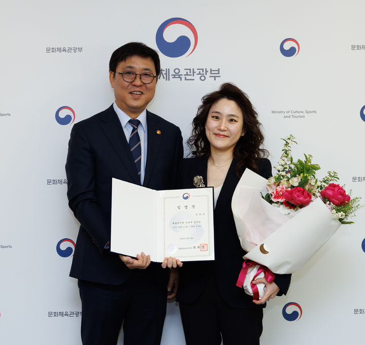 [서울=뉴시스] 첼리스트이자 지휘자 장한나가 24일 서울 종로구 국립현대미술관에서 열린 예술의전당 사장 임명식에서 임명장을 받고 있다. (사진=문화체육관광부 제공) 2026.04.24. photo@newsis.com *재판매 및 DB 금지 