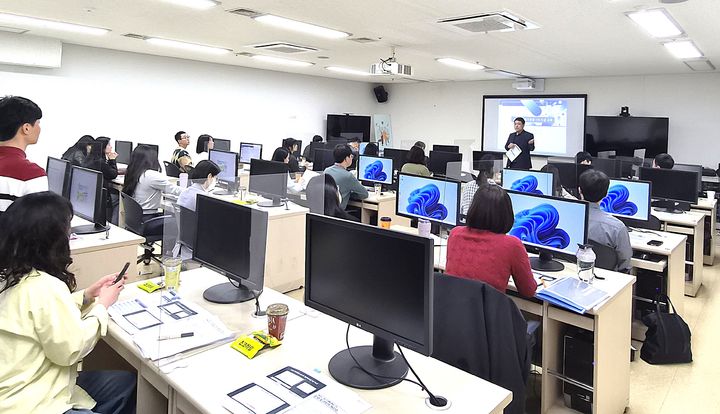 [원주=뉴시스] 고유가 피해지원금 1차 지급을 앞두고 신속하고 정확한 행정 서비스 제공을 위한 사전교육이 진행되고 있다. (사진=원주시 제공) 2026.04.24photo@newsis.com *재판매 및 DB 금지