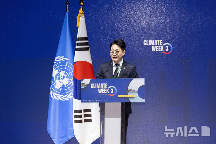 [세종=뉴시스]기후에너지환경부는 24일 여수 엑스포에서 '제3차 유엔기후변화협약 기후주간 고위급 기념식'을 열고 유엔기후변화협약 당사국총회(COP)에서 국제사회가 합의한 기후대응 과제들을 투자와 사업으로 전환하는 방안을 모색했다.(사진=기후부 제공)