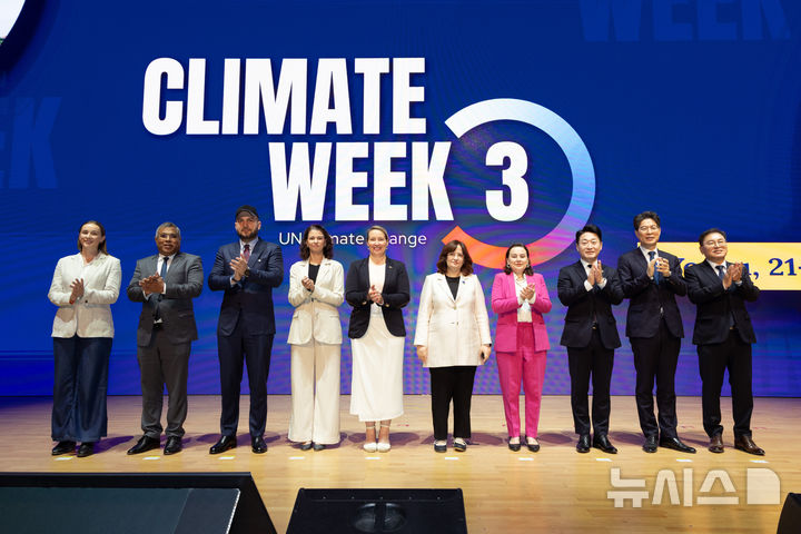 [세종=뉴시스]기후에너지환경부는 24일 여수 엑스포에서 '제3차 유엔기후변화협약 기후주간 고위급 기념식'을 열고 유엔기후변화협약 당사국총회(COP)에서 국제사회가 합의한 기후대응 과제들을 투자와 사업으로 전환하는 방안을 모색했다.(사진=기후부 제공)