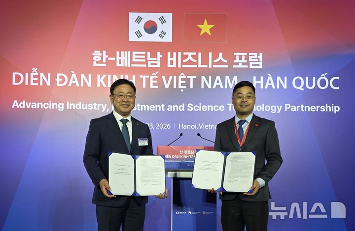 [세종=뉴시스]왼쪽부터 업무협약서를 들고 마주한 박상형 한전KDN 사장과 응우엔 만호 Viettel Solutions 사장의 모습.(사진=한전KDN 제공)