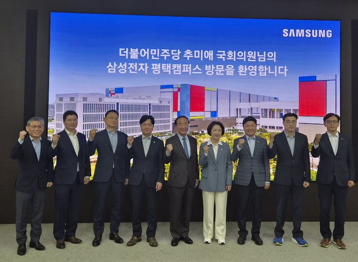 [수원=뉴시스] 추미애 더불어민주당 경기도지사 후보가 24일 삼성전자 평택캠퍼스를 방문해 삼성전자 임직원 등과 기념 촬영을 하고 있다. 2026.04.24. photo@newsis.com *재판매 및 DB 금지