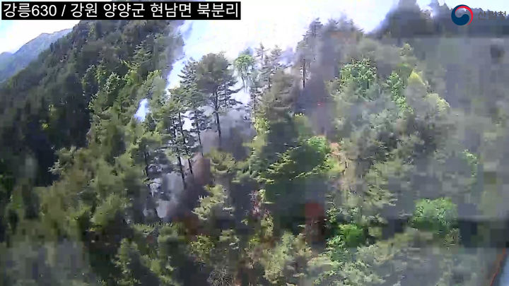 [양양=뉴시스] 24일 오전 11시 30분께 강원 양양군 현북면 북분리 인근 야산에서 원인을 알 수 없는 산불이 발생한 가운데 산림당국이 진화중에 있다.(사진=강원도소방본부 제공)photo@newsis.com *재판매 및 DB 금지