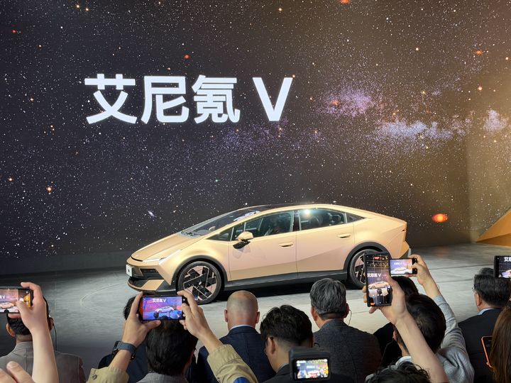 [베이징=뉴시스] 류인선 기자 = 현대차의 중국 전략형 전기차 아이오닉 브이(V)가 24일 오후 중국 베이징 중국국제전람중심 순의관에 마련된 현대차 부스에서 모습을 드러냈다. 2026.4.24. photo@newsis.com *재판매 및 DB 금지