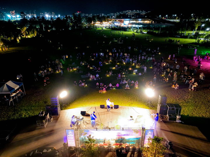 [세종=뉴시스] 국립세종수목원서 열린 문화공연의 모습. (사진=한국수목원정원관리원 제공) 2026.04.24. photo@newsis.com *재판매 및 DB 금지