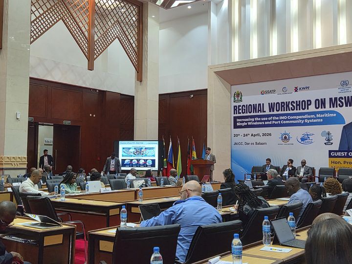 [부산=뉴시스] 23일(현지시간) 탄자니아 다르에스살람에서 열린 '해상 단일창구 및 항만커뮤니티시스템 지역 워크숍'에서 BPA 디지털AI부 박경철 실장이 부산항의 체인포털 운영사례를 발표하고 있다. (사진=BPA 제공) 2026.04.24. photo@newsis.com *재판매 및 DB 금지