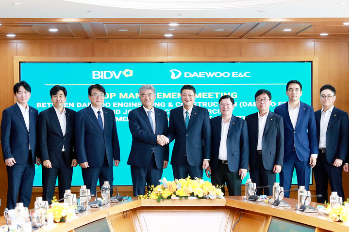[서울=뉴시스] 정원주 회장은 지난 22일 베트남투자개발은행 본사에서 레 응옥 람 은행장과 면담했다. 사진 가운데 왼쪽 정원주 대우건설 회장, 가운데 오른쪽 레 응옥람 BIDV 은행장. (사진=대우건설 제공) 2026. 4. 24. *재판매 및 DB 금지