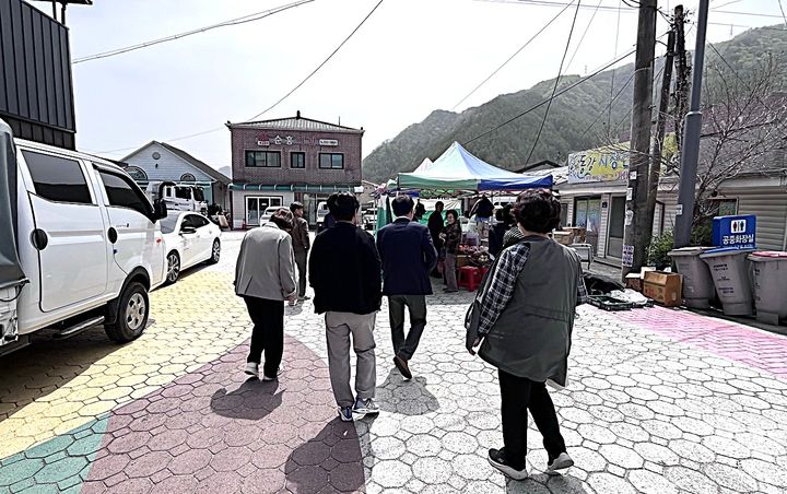 [평창=뉴시스] 군청 직원들이 지역 상권을 이용하며 골목상권 소비회복 캠페인에 참여하고 있다. (사진=평창군 제공) 2026.04.24. photo@newsis.com *재판매 및 DB 금지