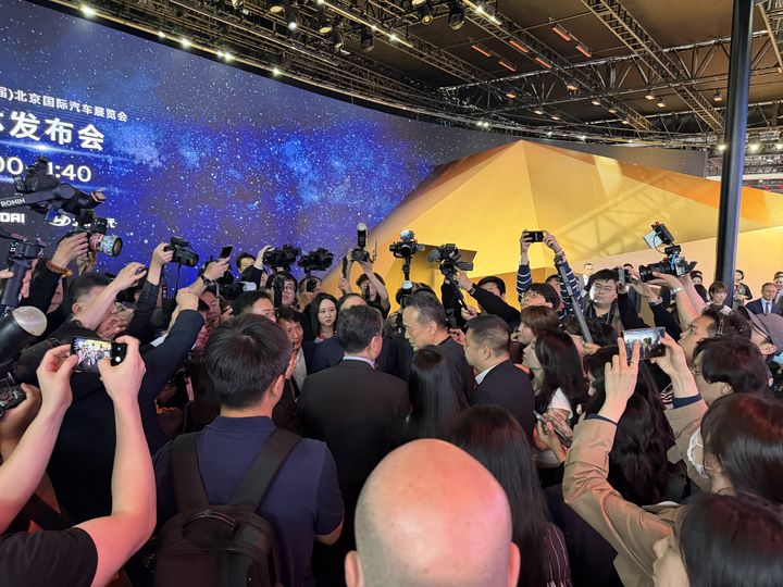 [베이징=뉴시스] 류인선 기자 = 장재훈 현대차그룹 부회장이 24일 중국 중국국제전람중심 순의관 내 현대차 부스에서 쩡위췬 CATL 회장과 대화하고 있다. 2026.4.24. photo@newsis.com *재판매 및 DB 금지