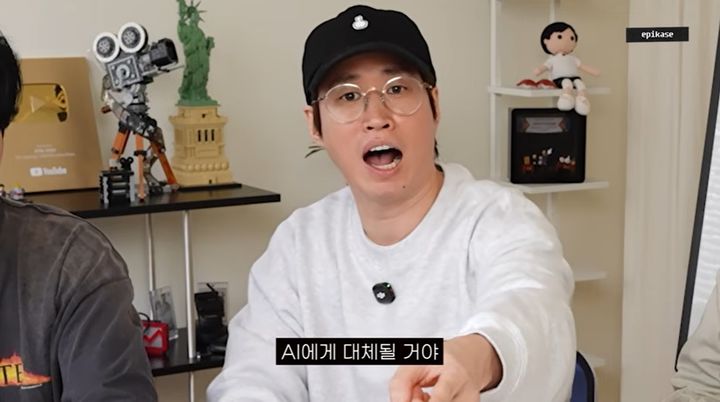 [서울=뉴시스] 그룹 에픽하이 타블로가 23일 유튜브 채널을 통해 인공지능(AI)에 대한 생각을 밝혔다. (사진=유튜브 채널 '에픽하이' 화면 캡처) 2026.04.24. photo@newsis.com *재판매 및 DB 금지