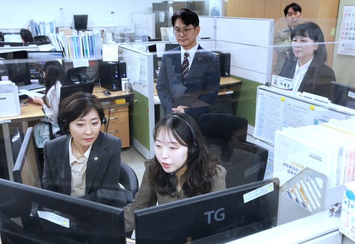 [세종=뉴시스]이스란 보건복지부 제1차관이 24일 경기 정부과천청사에 소재한 보건복지상담센터를 방문해 중동 전쟁 장기화에 따른 고물가 등이 취약계층 생활에 미치는 영향을 점검하고 상담직원을 격려했다. (사진=보건복지부 제공) 2026.04.24. photo@newsis.com *재판매 및 DB 금지