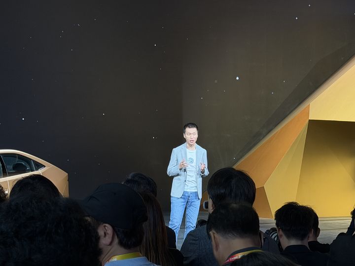 [베이징=뉴시스] 류인선 기자 = 차오쉬둥 모멘차 최고경영자(CEO)가 24일 중국 중국국제전람중심 순의관 내 현대차 부스에서 발언하고 있다. 2026.4.24. photo@newsis.com *재판매 및 DB 금지