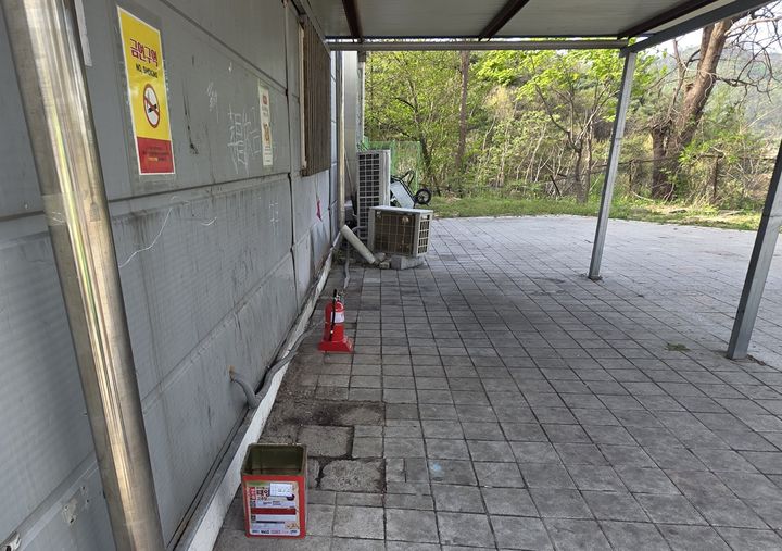 제천 A고교 금연구역과 재떨이(사진=제보자 제공) *재판매 및 DB 금지