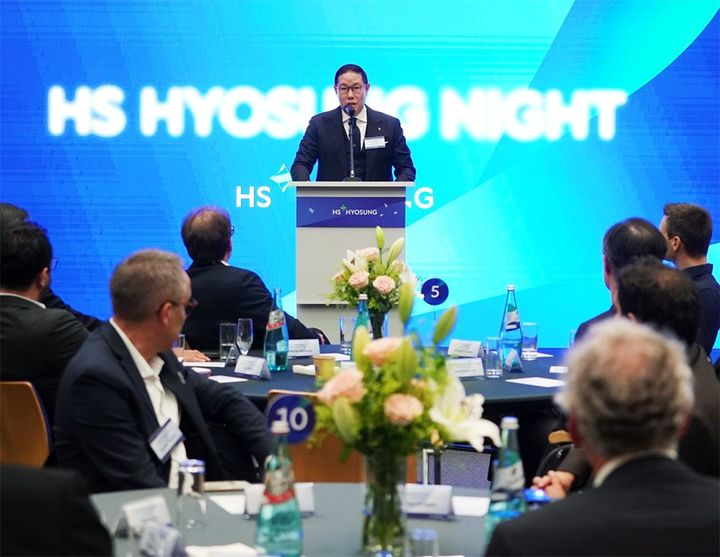 [서울=뉴시스] 조현상 HS효성 부회장이 지난 22일 독일 프랑크푸르트에서 열린 '테크텍스틸 2026' 전시 참가를 계기로 진행한 'HS효성나이트' 만찬 행사에서 참석자들에게 환영사를 하고 있다. (사진=HS효성 제공) 2026.04.24 photo@newsis.com *재판매 및 DB 금지