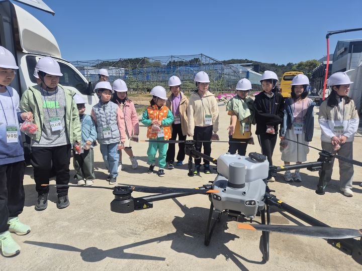 [평창=뉴시스] 스마트농업 인재 육성 교육 참가 학생들의 드론 체험 모습. (사진=평창군 제공) 2026.04.24. photo@newsis.com *재판매 및 DB 금지