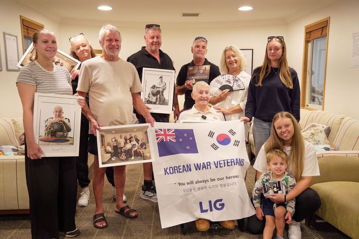 [서울=뉴시스] LIG 디펜스&에어로스페이스(LIG D&A)가 한국전 참전용사 예우 사업을 확대하며 해외 참전용사에 대한 감사 활동을 이어가고 있다. 사진은 뉴질랜드 참전용사와 그 가족들. (사진=LIG D&A 제공) 2026.04.24 photo@newsis.com *재판매 및 DB 금지