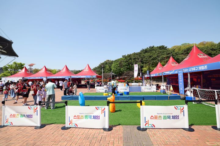 [서울=뉴시스] 18일 서울월드컵경기장에서 열린 '패럴림피언과 함께하는 장애인스포츠 페스티벌'에서 장애인스포츠 종목 체험존 운영 모습. (사진 = 대한장애인체육회 제공) *재판매 및 DB 금지