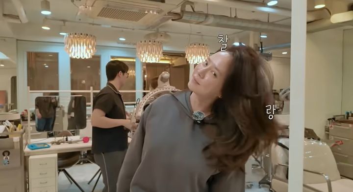 [서울=뉴시스] 배우 송지효가 미용실에서 헤어 변신을 마친 후 찰랑이는 머릿결을 자랑하고 있다. 한층 가벼워진 스타일과 화사해진 미모가 눈길을 사로잡는다. 사진 송지효 JIHYO SSONG 유튜브 영상 캡처