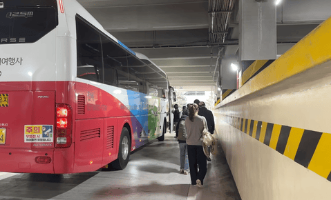 [서울=뉴시스] 박형훈 인턴기자 =지난 23일 오전 7시 30분쯤 서울 송파구 양재동주차빌딩에서 삼성전자 직원들이 셔틀버스에 탑승하고 있다. 2026.04.23. *재판매 및 DB 금지