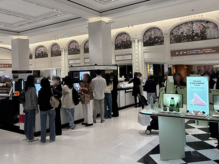 [서울=뉴시스] 신세계백화점 강남점 1층 코스메틱 매장. (사진=신세계백화점 제공) *재판매 및 DB 금지