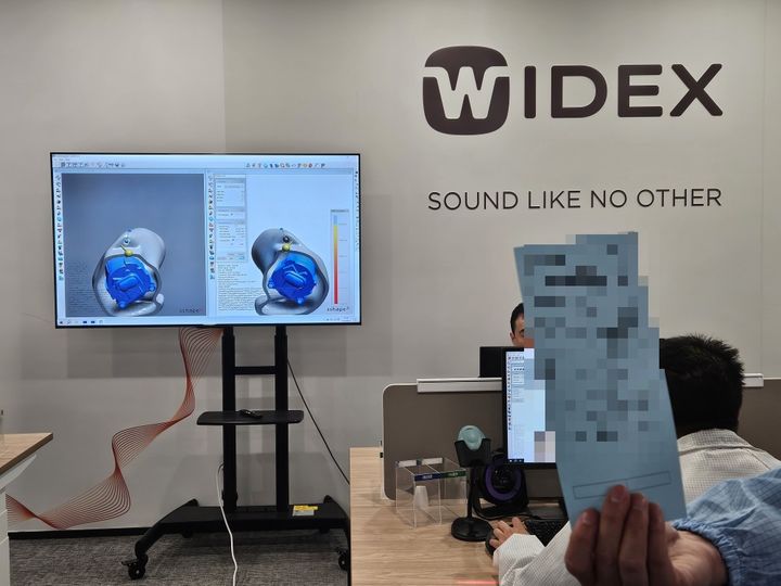 [서울=뉴시스] 송종호 기자= 25일 보청기 업계에 따르면 이런 중국에서도 보청기 산업에서 사람의 손과 경험이 AI에 월등히 앞서있다. 지난 15일 중국 쑤저우에 있는 WSA 아시아생산기지(AMC)에서 관계자가 주문서를 들어보이고 있다. 2026.04.24. song@newsis.com *재판매 및 DB 금지