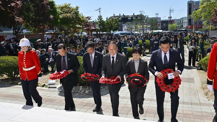 [서울=뉴시스] 24일 가평군 영연방 참전기념비에서 개최된 제75회 가평전투 기념식에서 이용철 방위사업청장이 헌화하고 있다. (사진=방위사업청 제공) 2026.04.24. photo@newsis.com *재판매 및 DB 금지