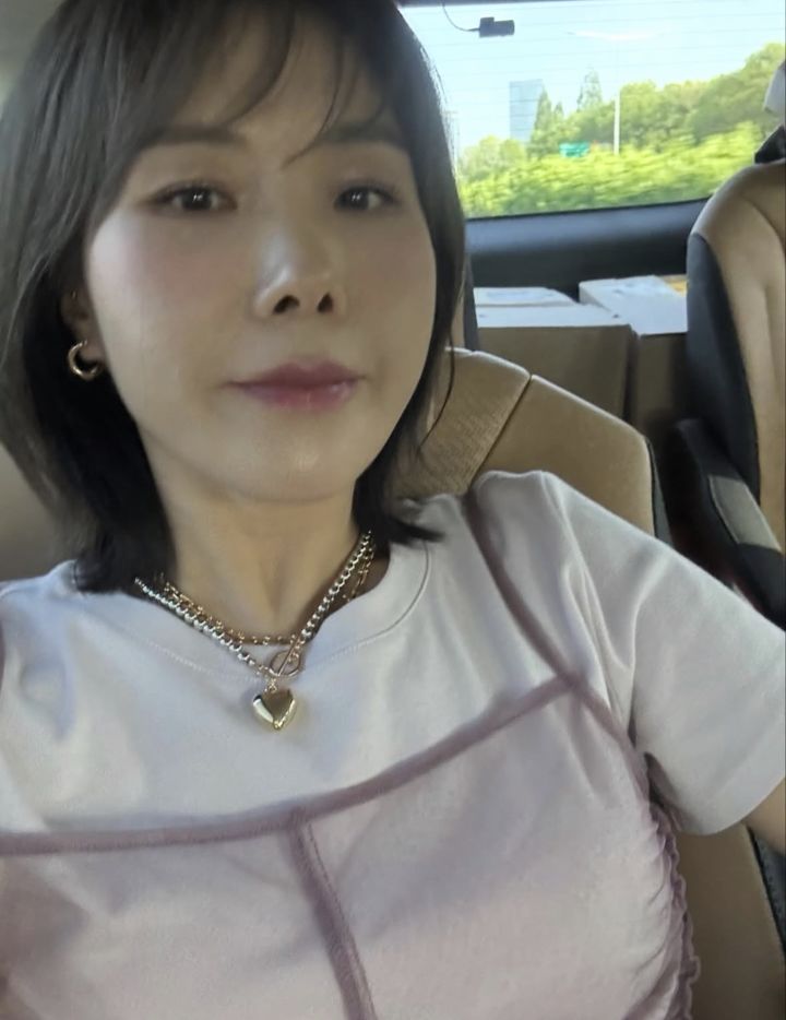 [서울=뉴시스] 개그우먼 신봉선이 꾸준한 운동과 관리로 완성한 갸름한 턱선과 건강미 넘치는 비주얼을 공개했다. 사진 신봉선 인스타그램 캡처