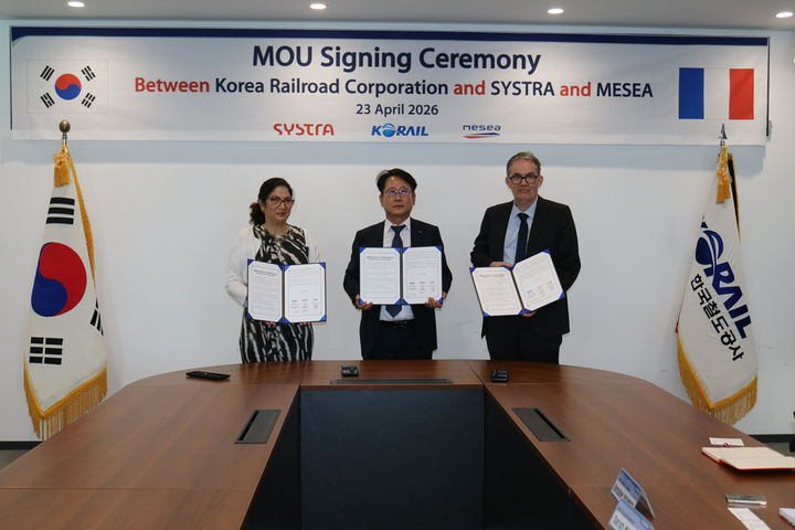 [서울=뉴시스] 코레일이 23일 오후 대전 본사에서 프랑스의 철도·대중교통 엔지니어링 기업 시스트라(SYSTRA)와 고속철도 유지보수 기업 메세아(MESEA)와 ‘철도 전기분야 기술협력을 위한 다자간 업무협약’을 체결했다고 24일 밝혔다. 왼쪽부터 사라 마제디(Sarah MADJEDI) 시스트라 부사장, 이성형 코레일 전기본부장, 올리비에 구앵(Olivier GOUIN) 메세아 기술본부장. 2026.04.24. (사진=코레일 제공) photo@newsis.com *재판매 및 DB 금지