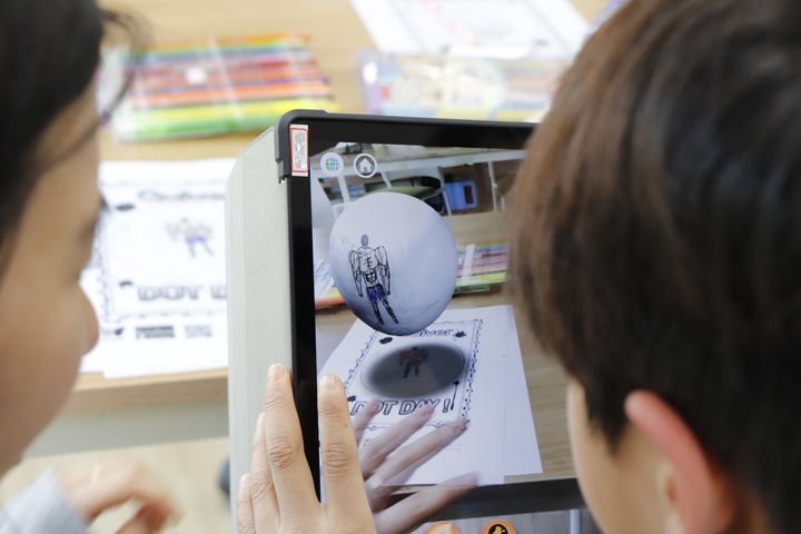 [원주=뉴시스] 태블릿을 통해 자신이 그린 그림이 화면 속에서 살아 움직이는 모습을 체험하고 있다. (사진=한국도로공사 강원본부 제공) 2026.04.24. photo@newsis.com *재판매 및 DB 금지